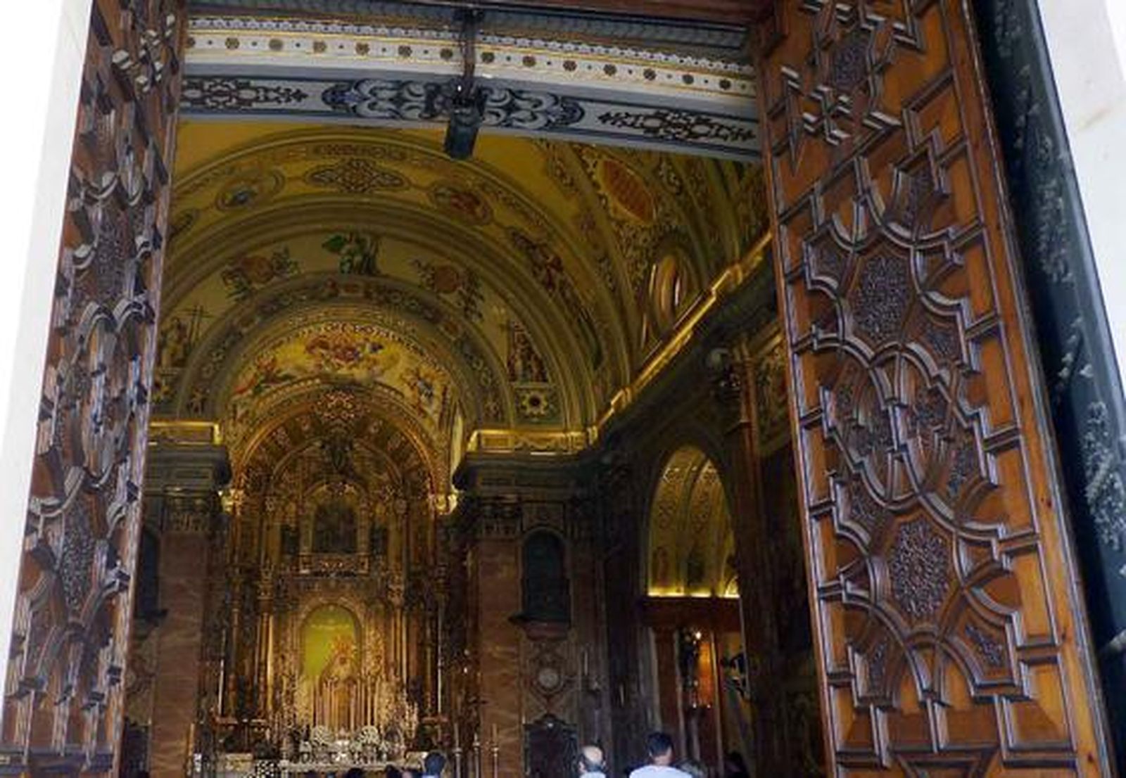 Vista del fondo de la basílica desde las puertas de ésta.

Foto: Ruesga Bono