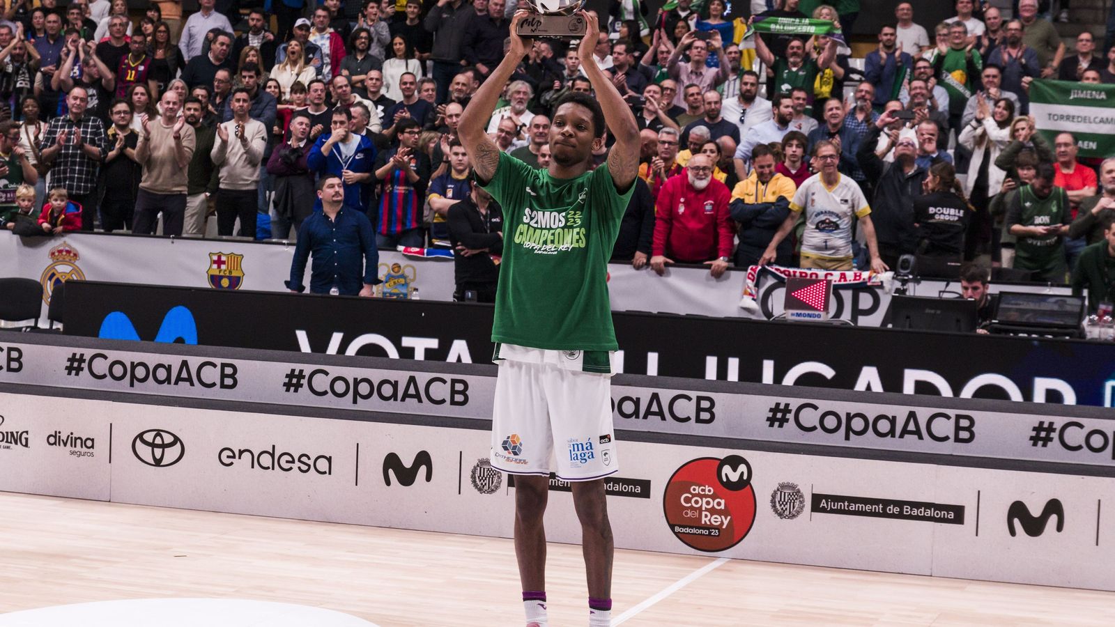 Tyson Carter, con el trofeo de MVP.
