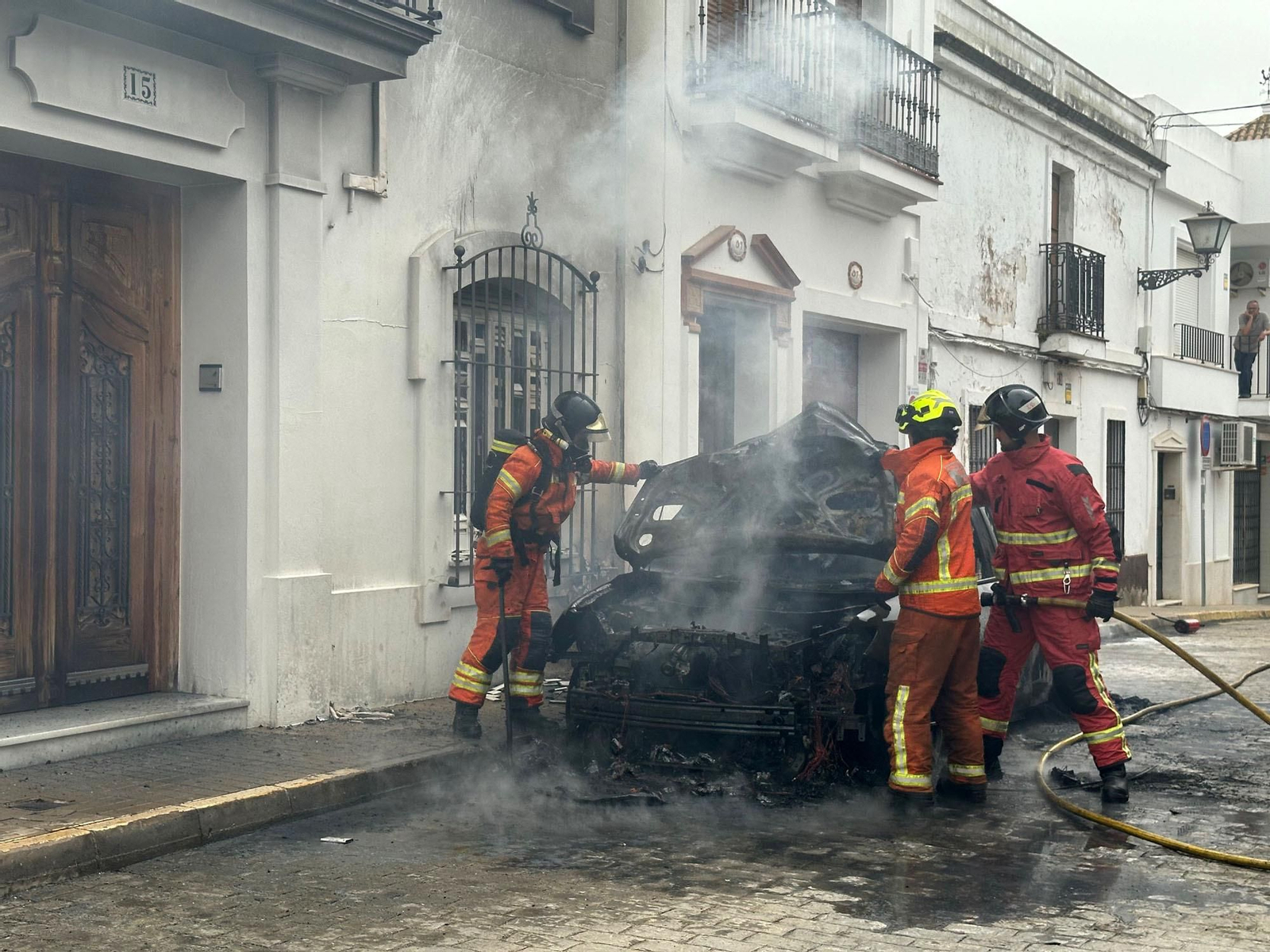 Alarma vecinal en Cartaya por el incendio de un coche: así han sofocado las llamas Policía Local, Guardia Civil y Bomberos