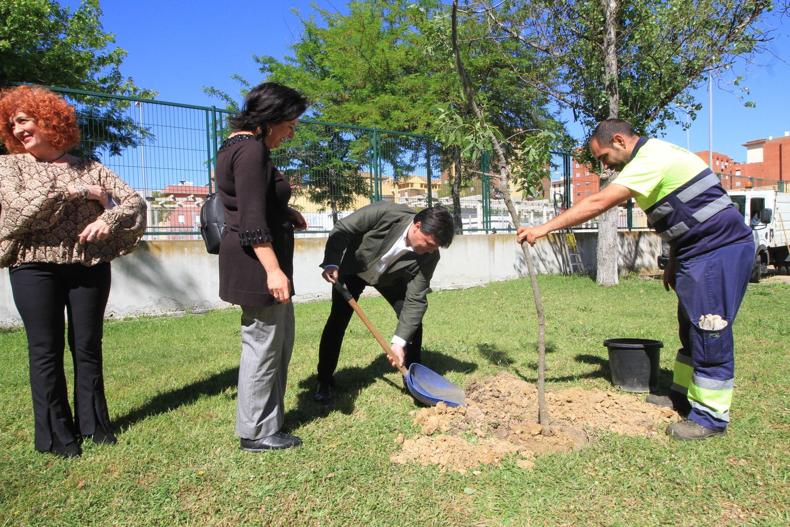 Imágenes de la plantación de árboles llevada a cabo en el colegio Los Rosales, con motivo del incendio del año pasado