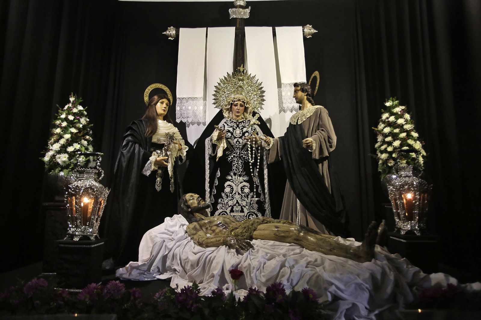 La Soledad de Santo Entierro, acompañada