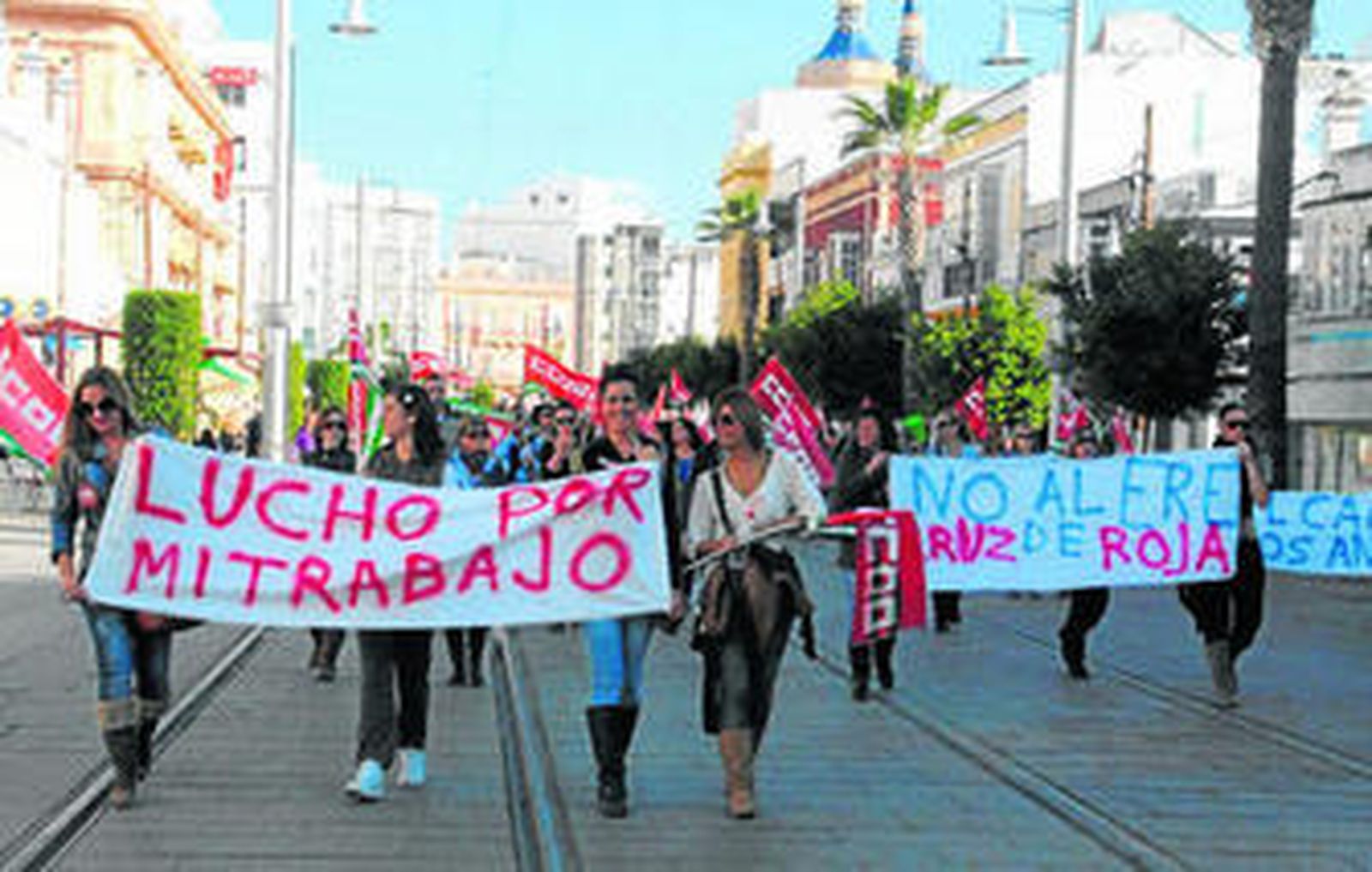 Protesta de los trabajadores de la residencia de la Cruz Roja, al estallar el conflicto.