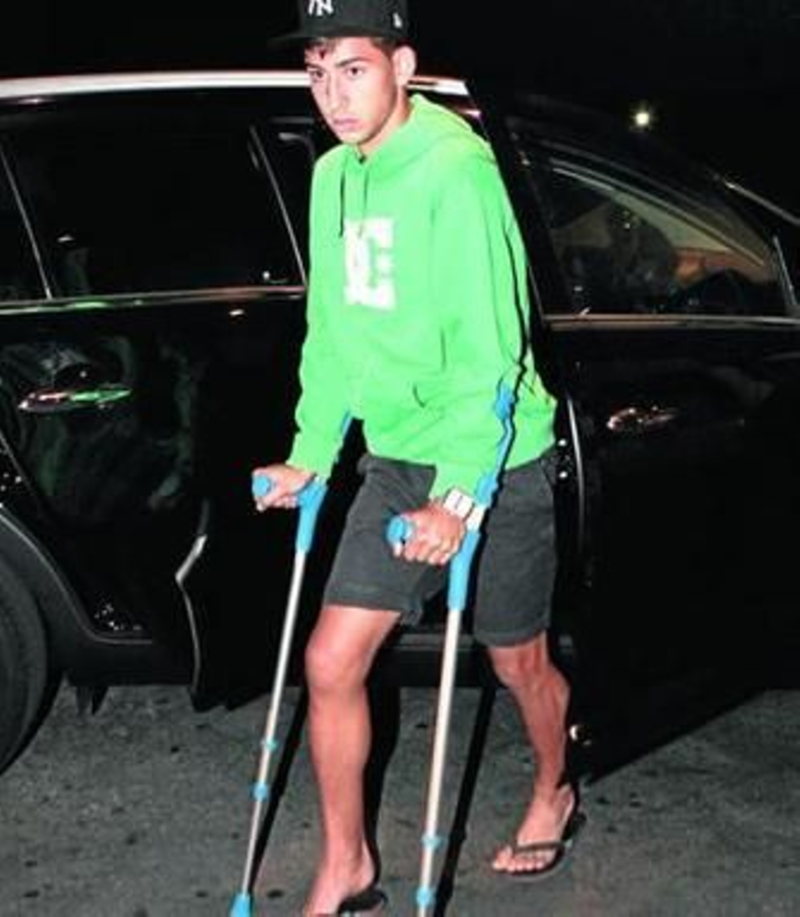 Álvaro Vadillo, ayer a su llegada a la clínica antes de ser operado.