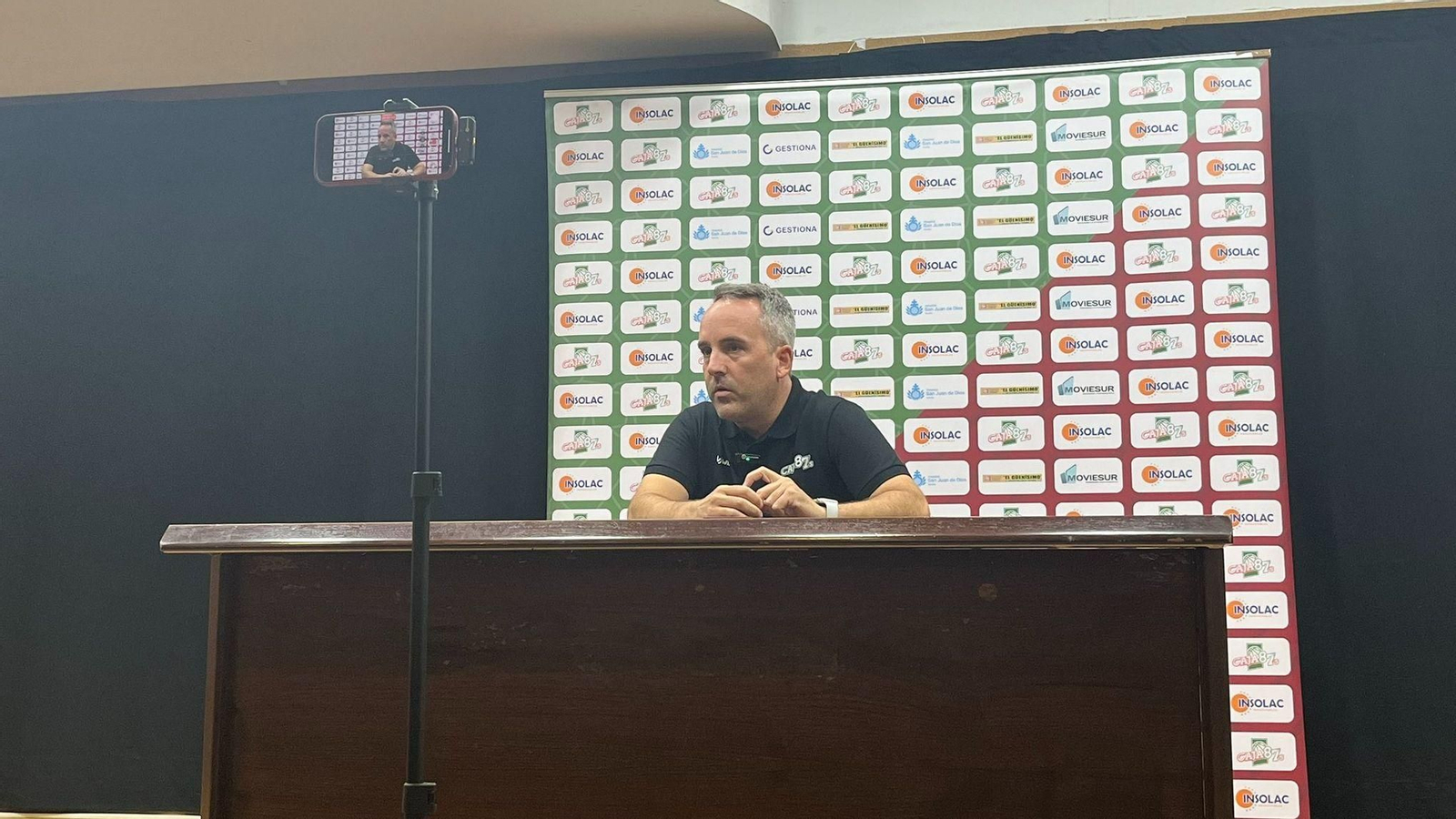 Eloy Ramírez, entrenador del Caja 87 en la rueda de prensa