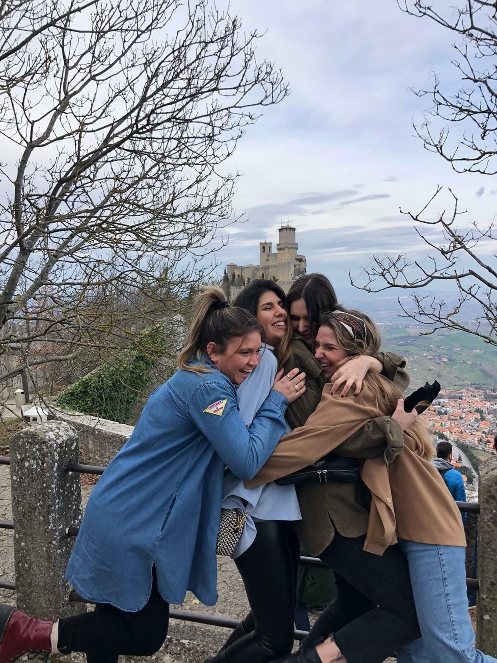 Paula Martínez (derecha) junto a sus amigas durante su Erasmus.