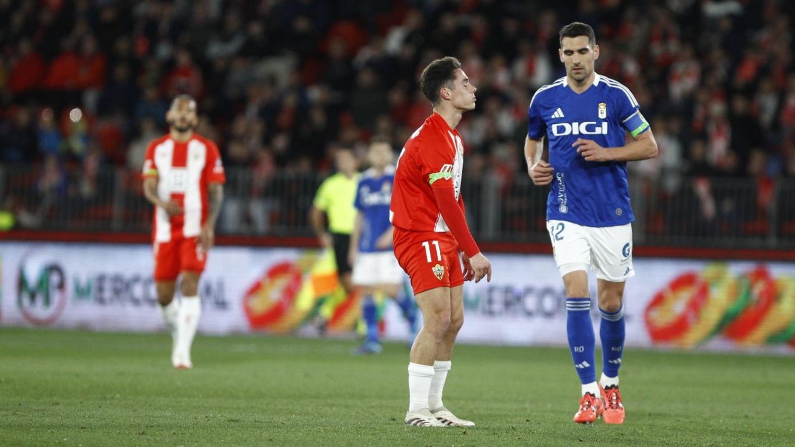 Arribas se lamenta de una ocasión desperdiada en el duelo ante los carbayones.