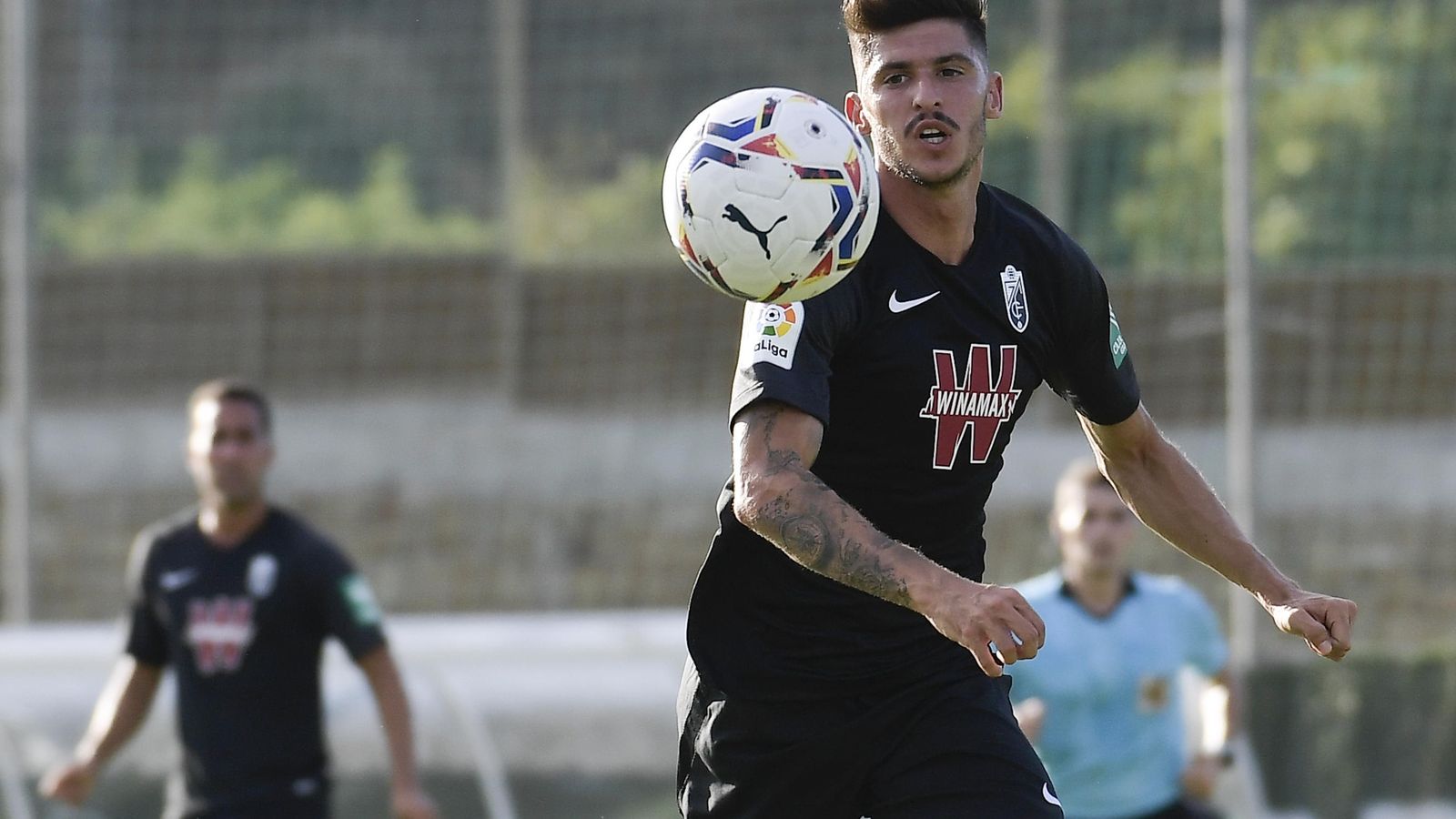 Carlos Neva disputa un balón