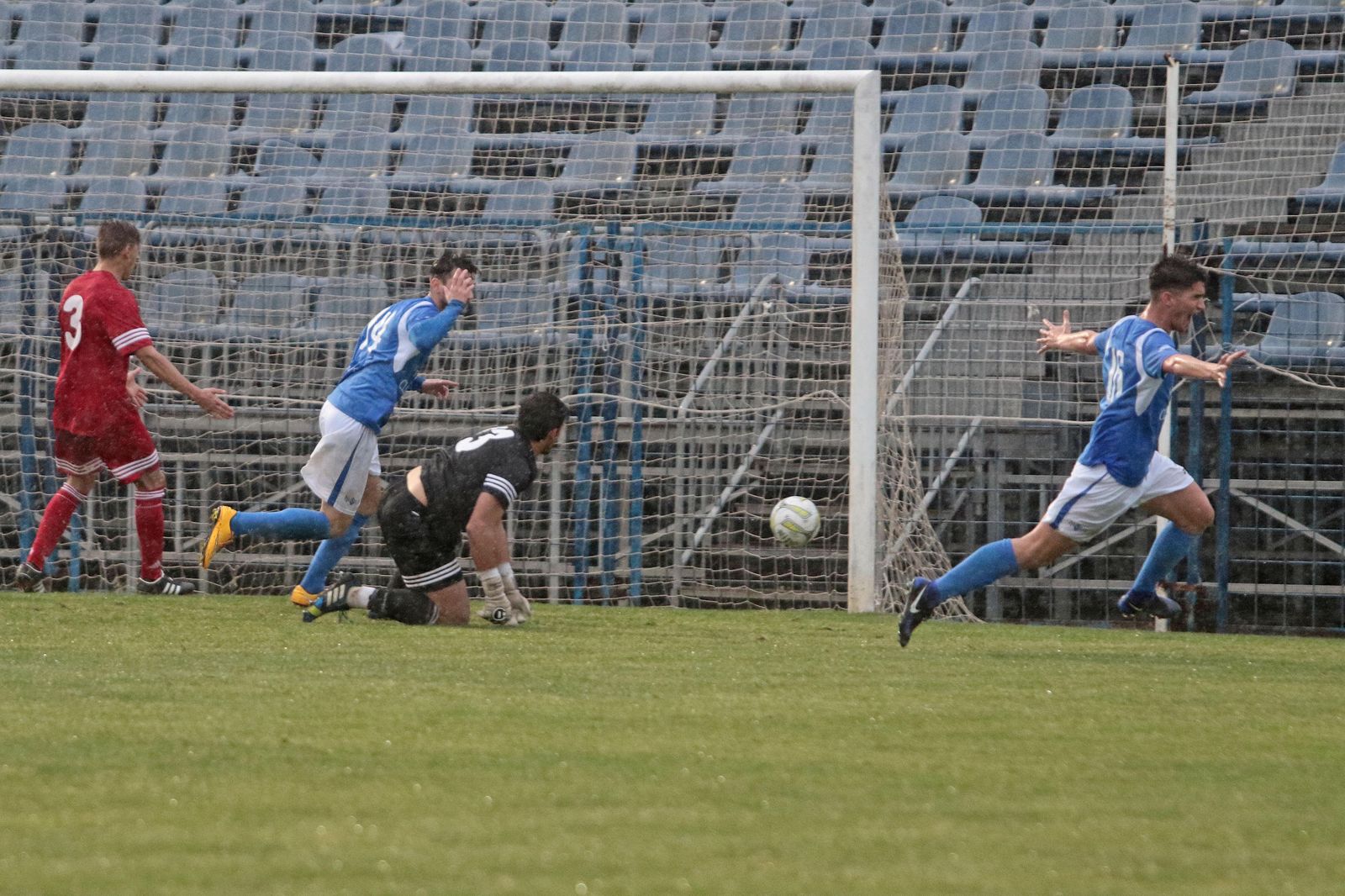 Alberto Gil celebra su gol al San José, que suponía el 2-1 y el triunfo del XCD en el tiempo de descuento, el domingo en La Juventud.