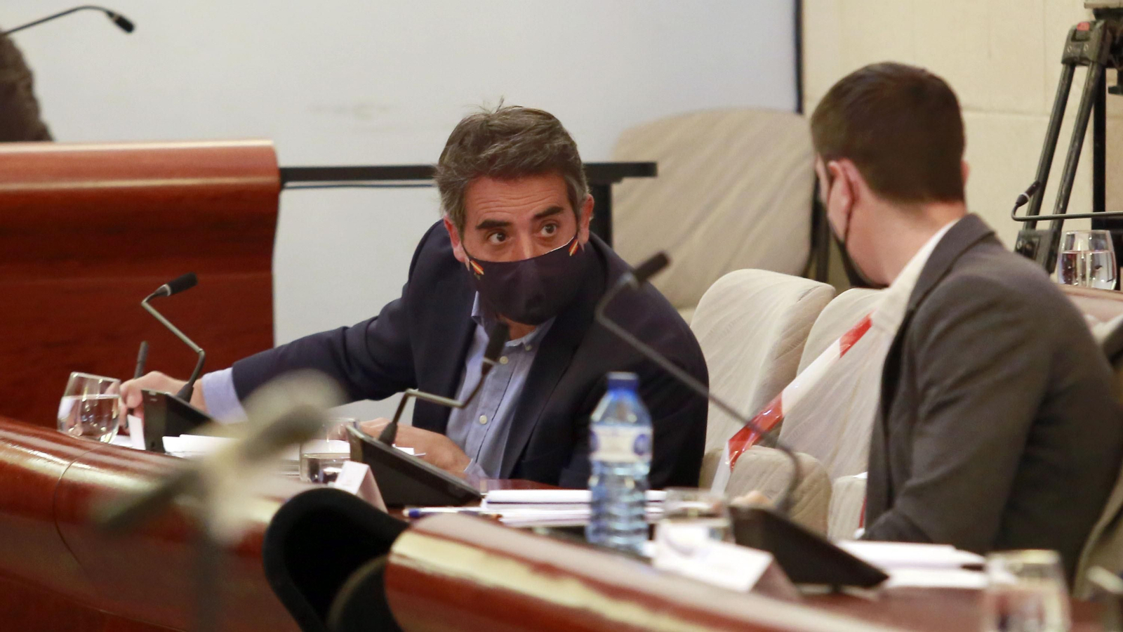 Los concejales del PP Antonio Saldaña y Jaime Espinar durante el pleno de febrero.