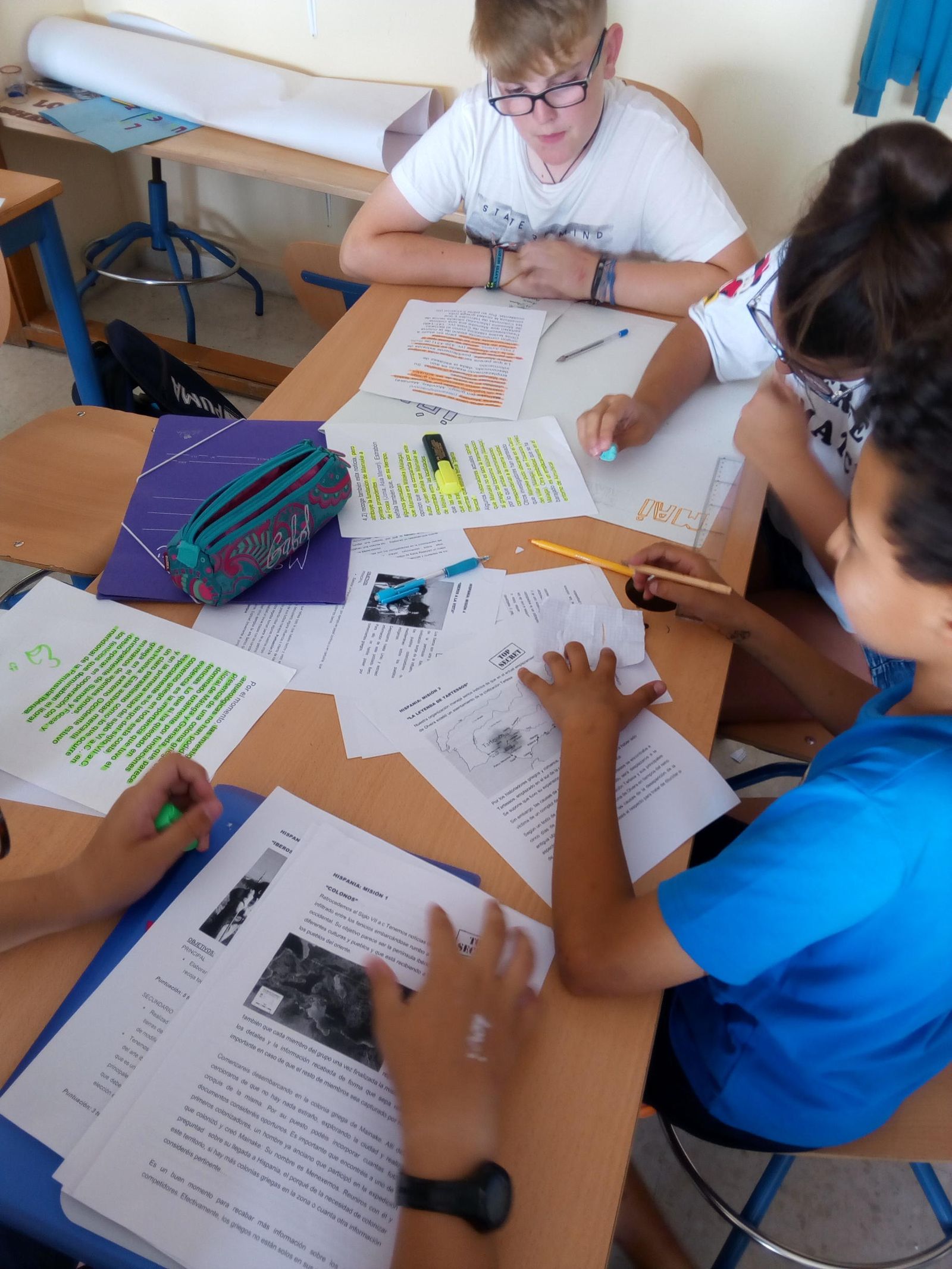 Varios alumnos, en una clase de Historia.