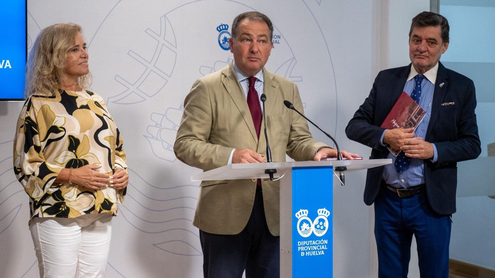 Gracia Baquero, David Toscano y Eduardo Sugrañes, durante la presentación de la nueva obra sobre la Magna Mariana de 1954.