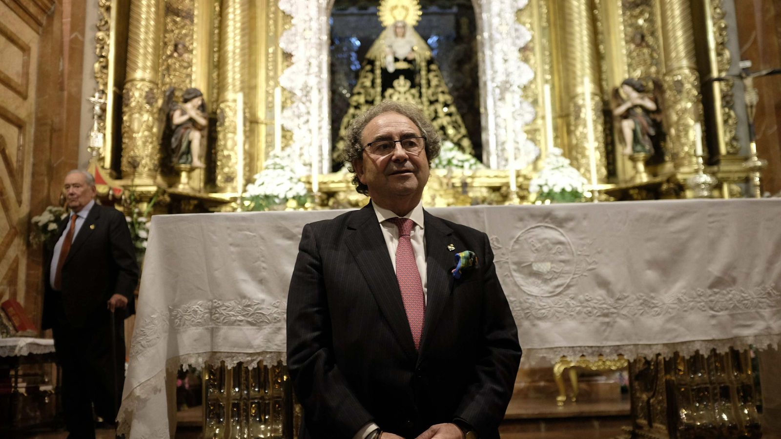 Fernández  Cabrero  tras ser proclamado nuevo hermano mayor, en 2017