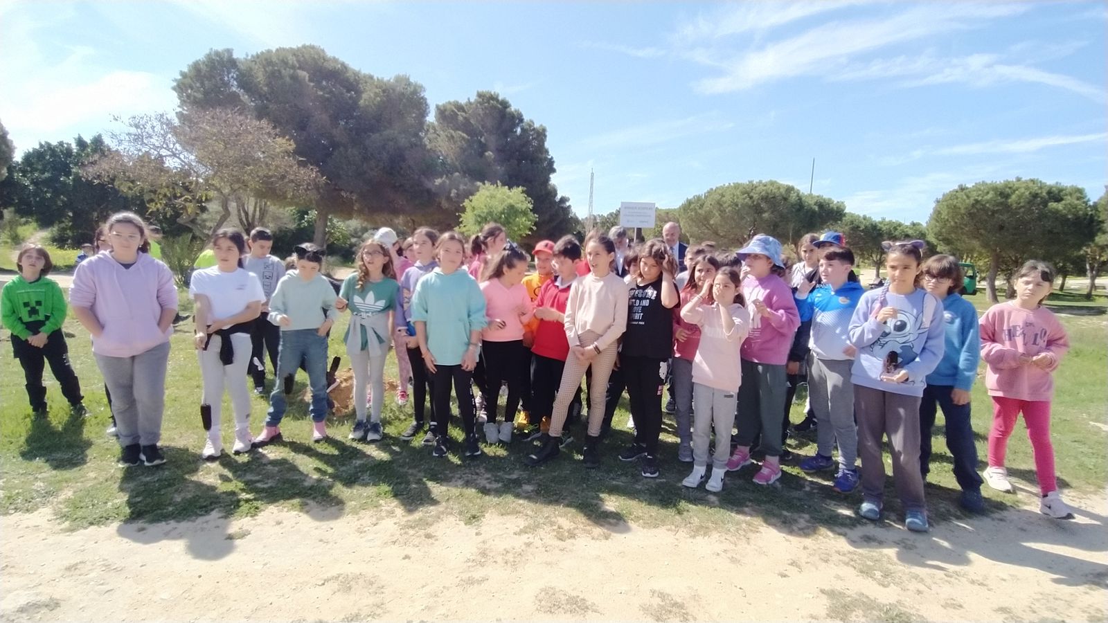 Así ha sido la plantación de árboles en el Cerro por alumnos del colegio Camposoto