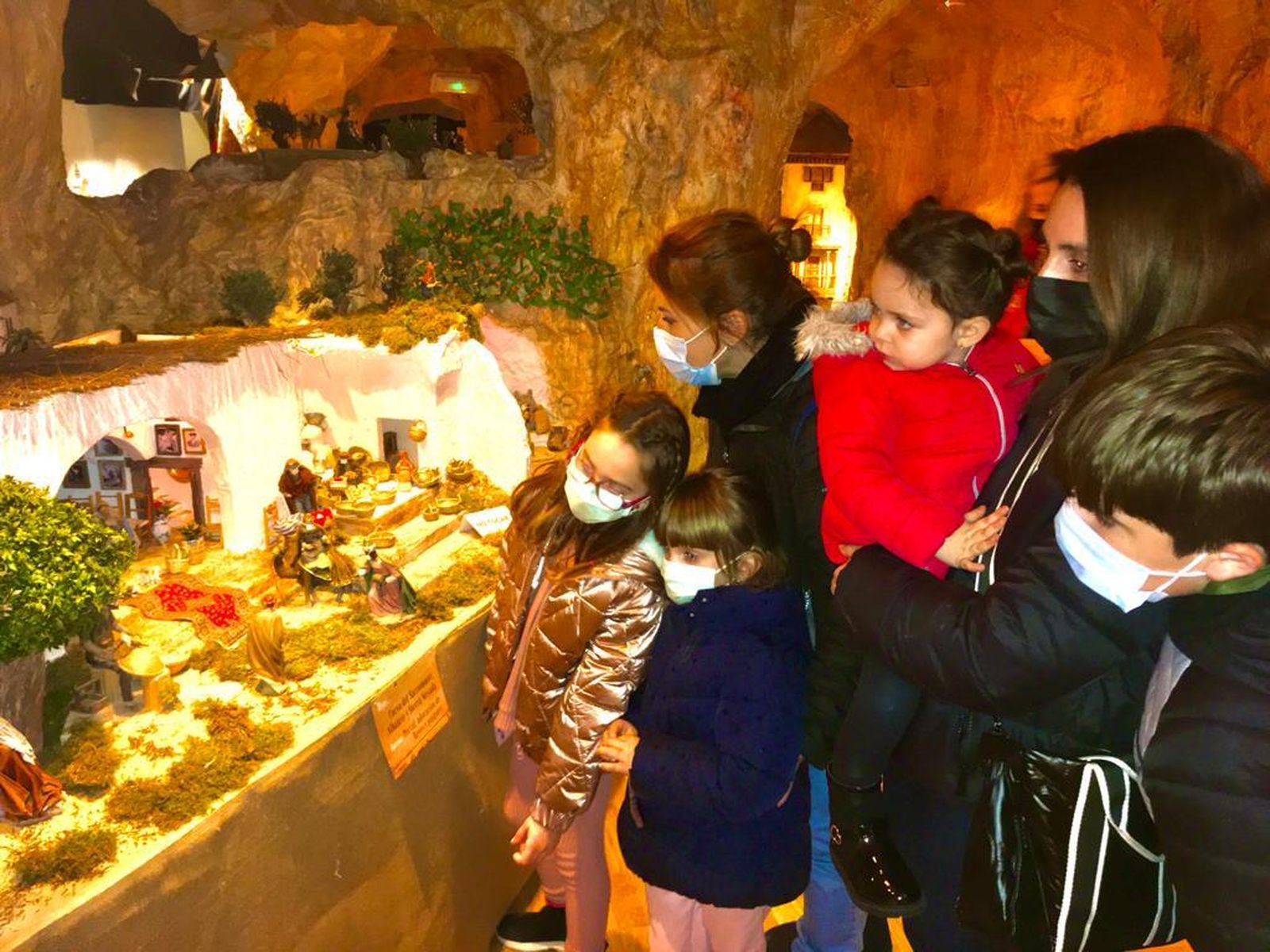 Huétor Tájar (Granada) inaugura su Belén Monumental, hecho con 10.000 mascarillas recicladas