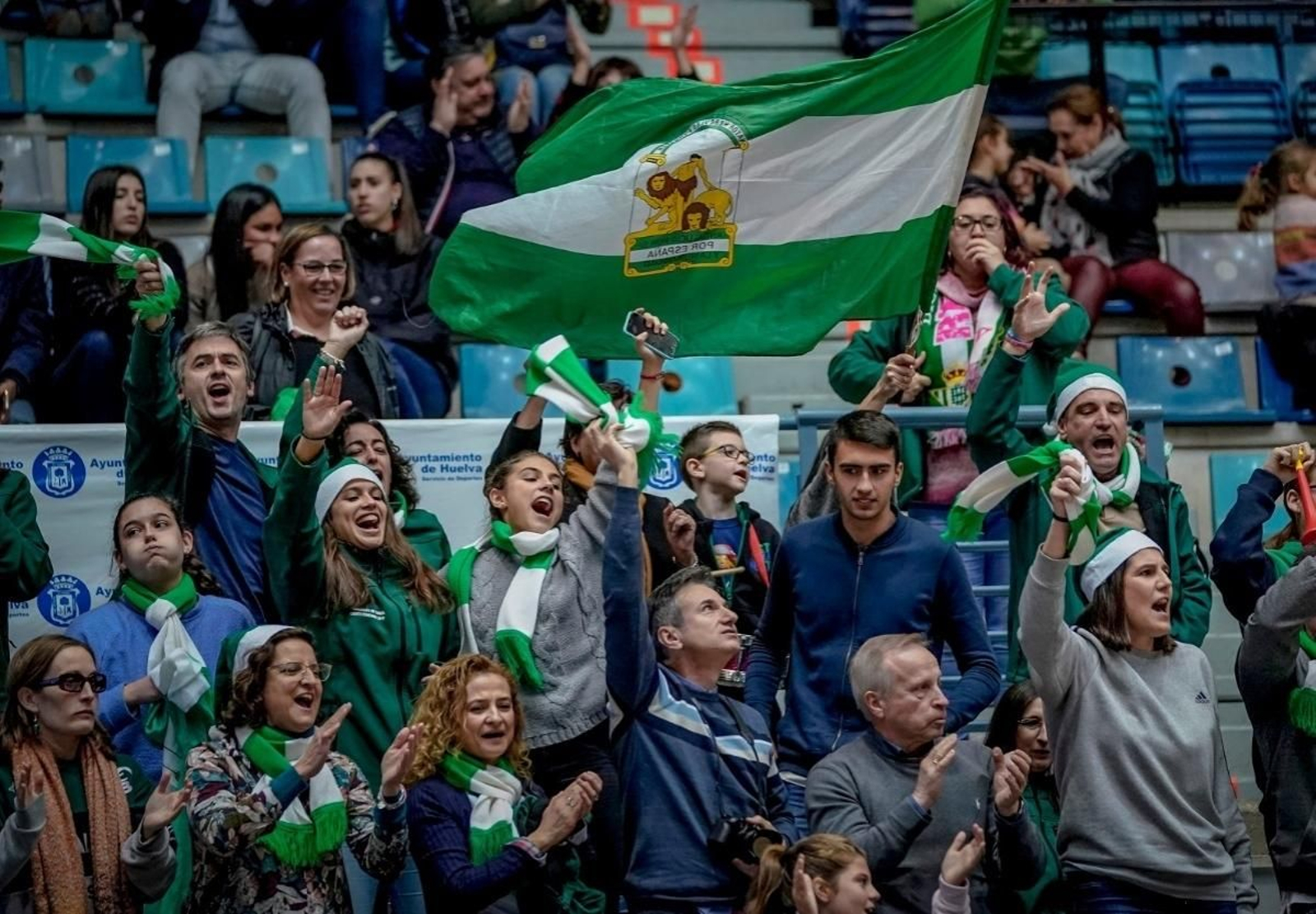 Aficionados presencian y animan durante un partido de baloncesto de base.