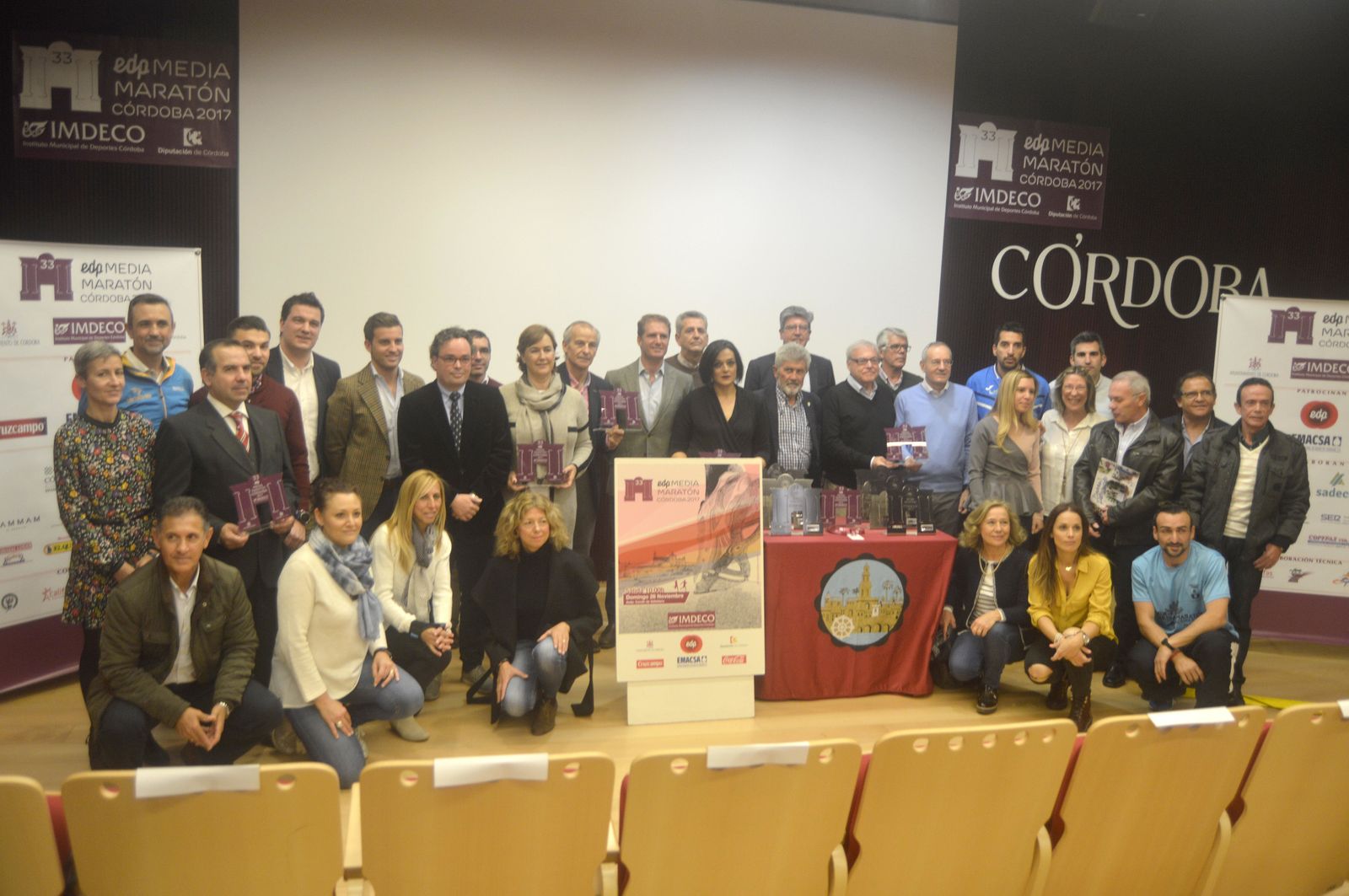 Foto de familia de autoridades, patrocinadores y representantes de los clubes tras la presentación de la Media Maratón de Córdoba.