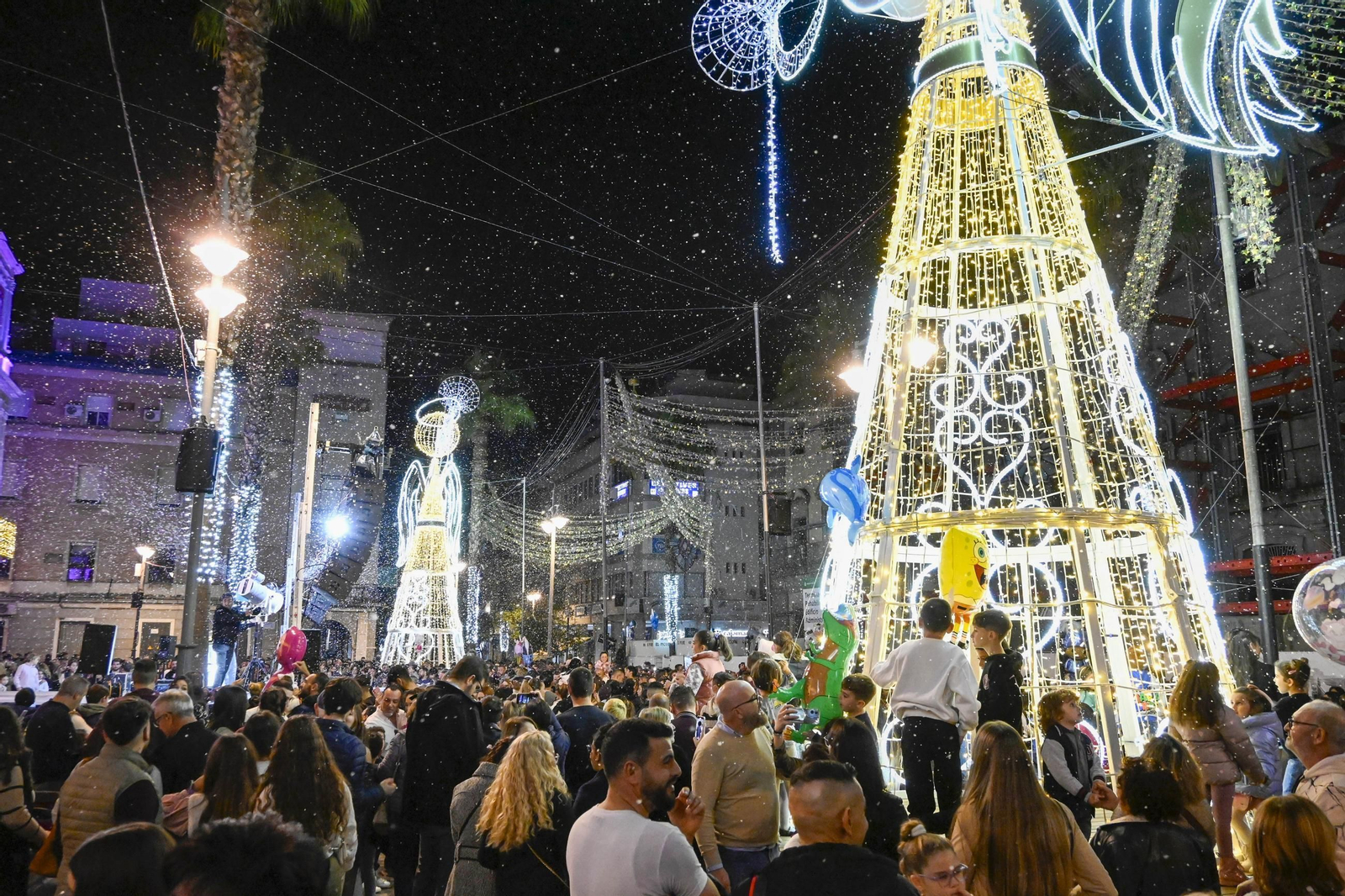 Imágenes de la nevada y alumbrado navideño en Huelva