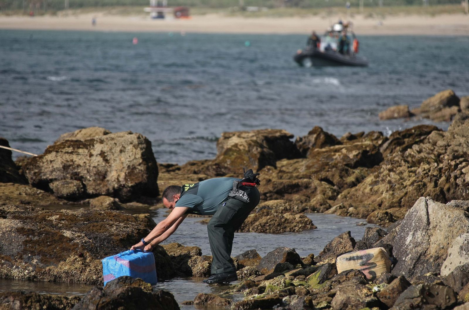 Un agente de la Guardia Civil en la playa de Getares, en una foto de archivo.