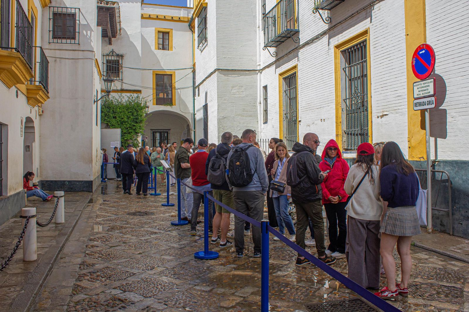 Turistas hacen cola para comprar entradas en la taquilla física del Real Alcázar.
