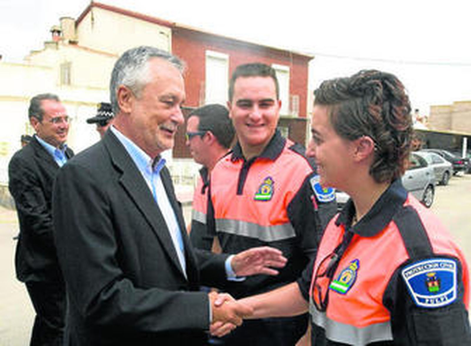 José Antonio Griñán conversa con miembros de Protección Civil de Pulpí. localidad que visitó ayer.