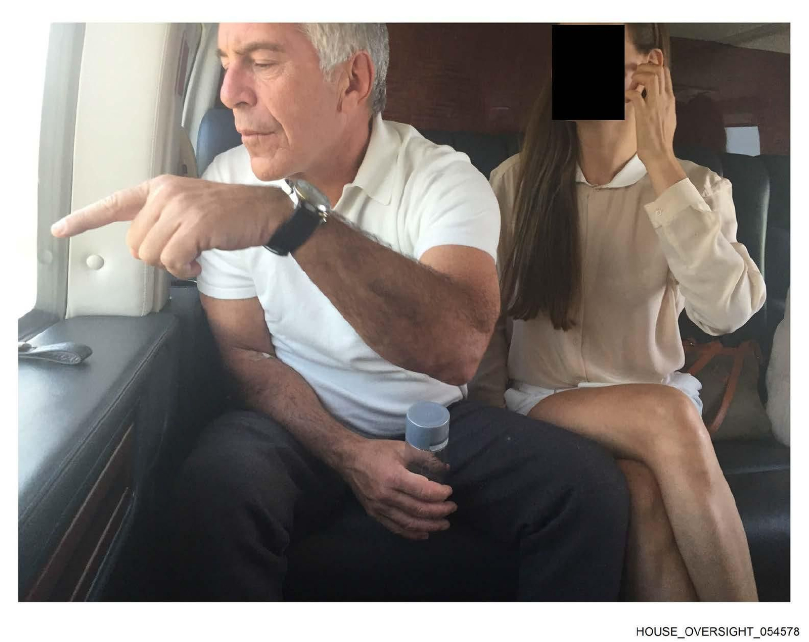 Fotografía sin fecha específica de toma que muestra a Jeffrey Epstein (i) con una mujer no identificada en un avión.