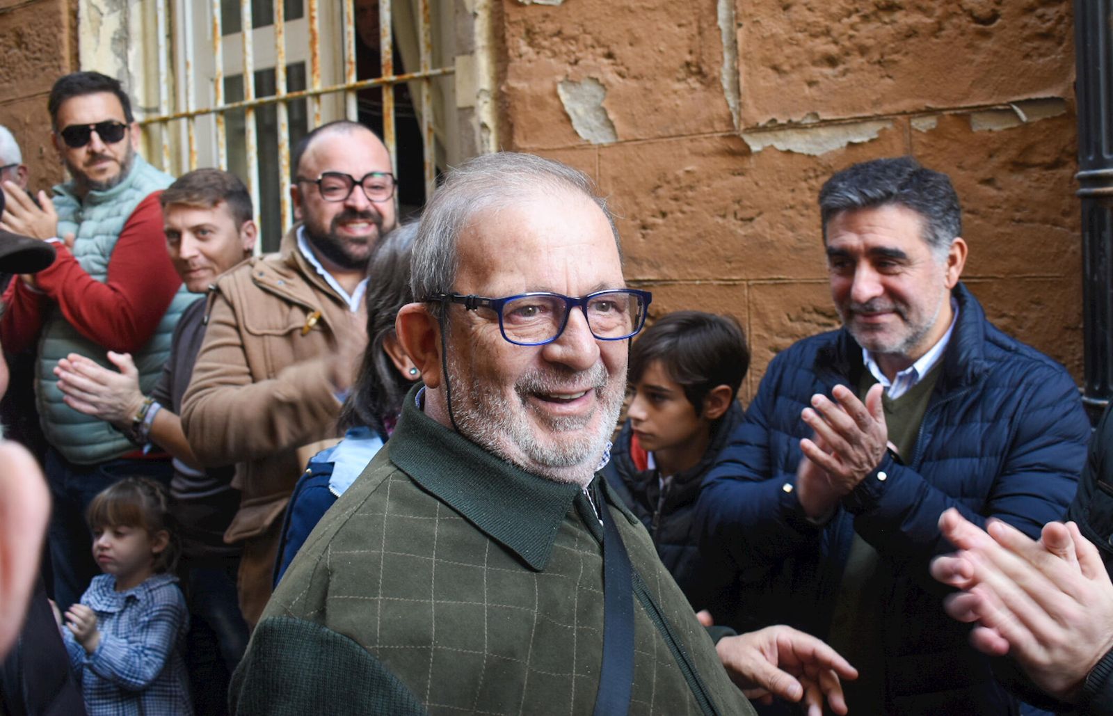 Y más aplausos en el Barrio de Santa María que lo vio nacer.