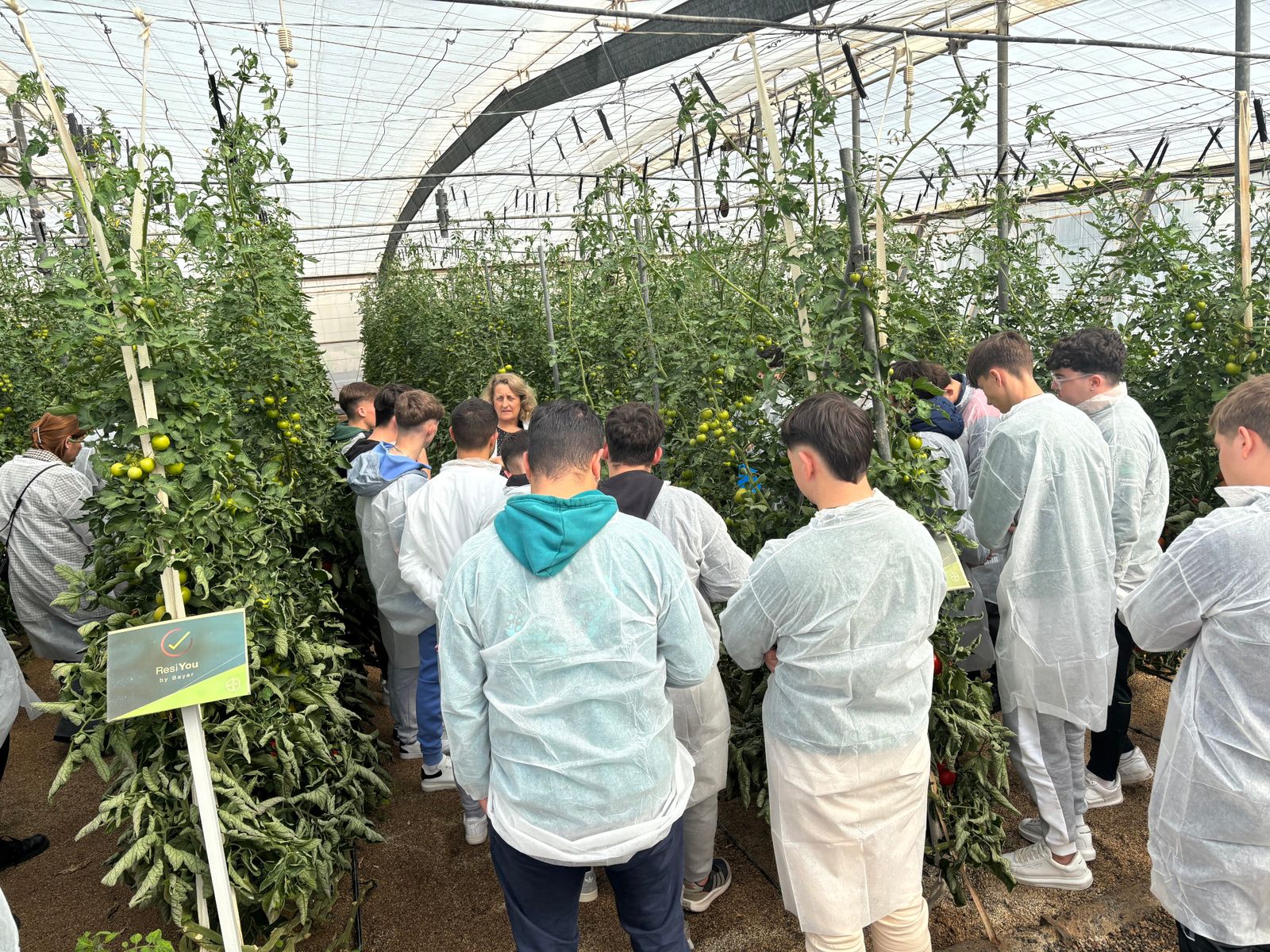 Un grupo de alumnos visitando la Estación Experimental de Cajamar.