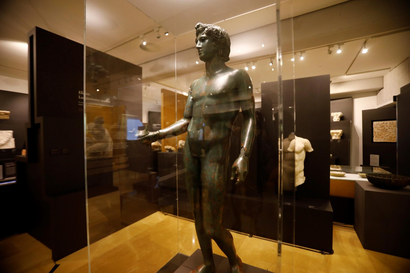 Los efebos de Pedro Abad ya lucen en el Museo Arqueológico de Córdoba, en imágenes