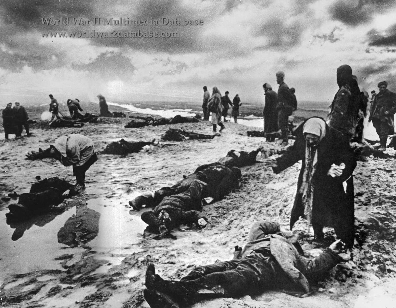 Civiles lloran a sus muertos durante la Segunda Guerra Mundial.