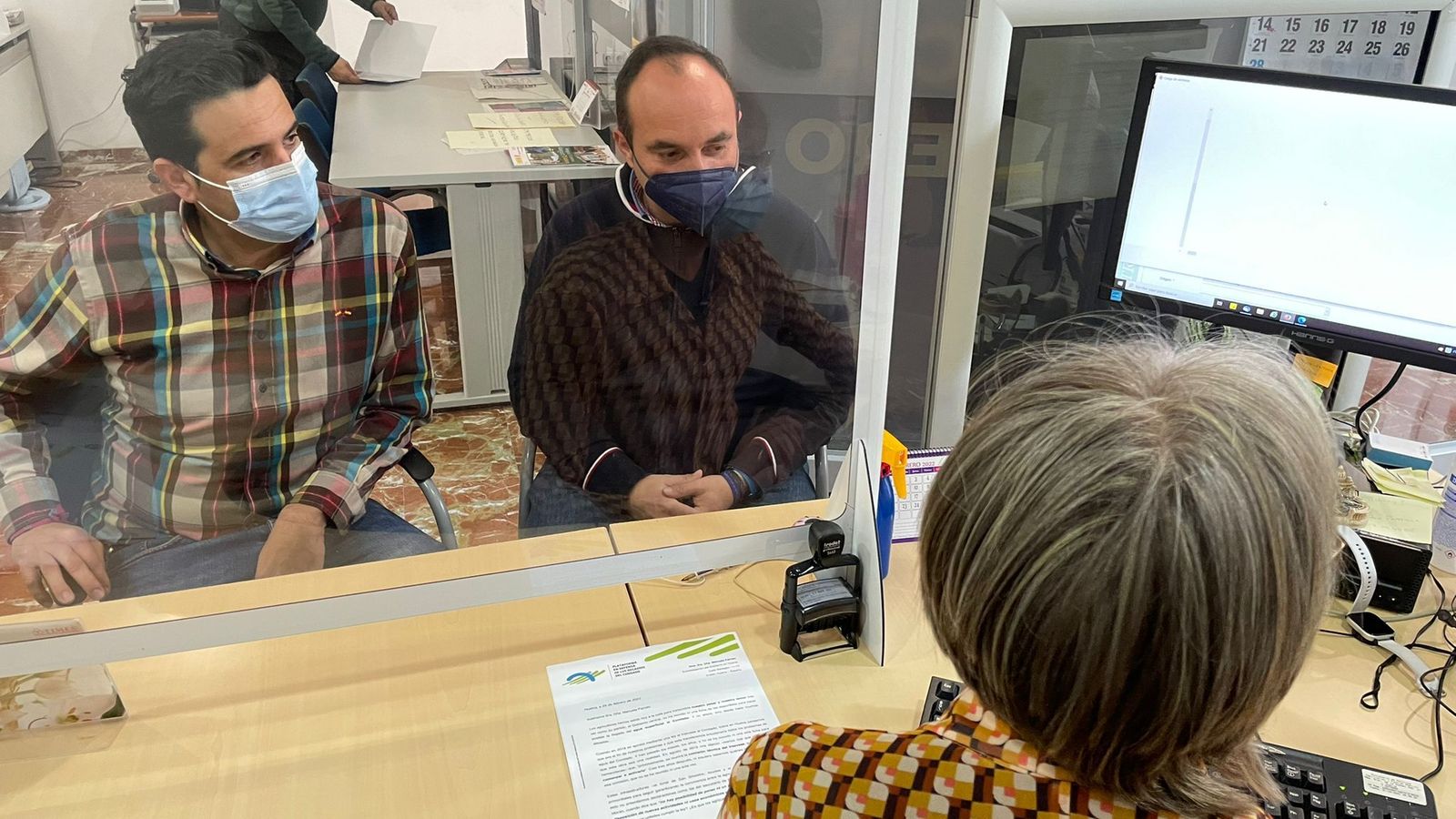 Entrega del escrito en el registro de la subdelegación del Gobierno en Huelva