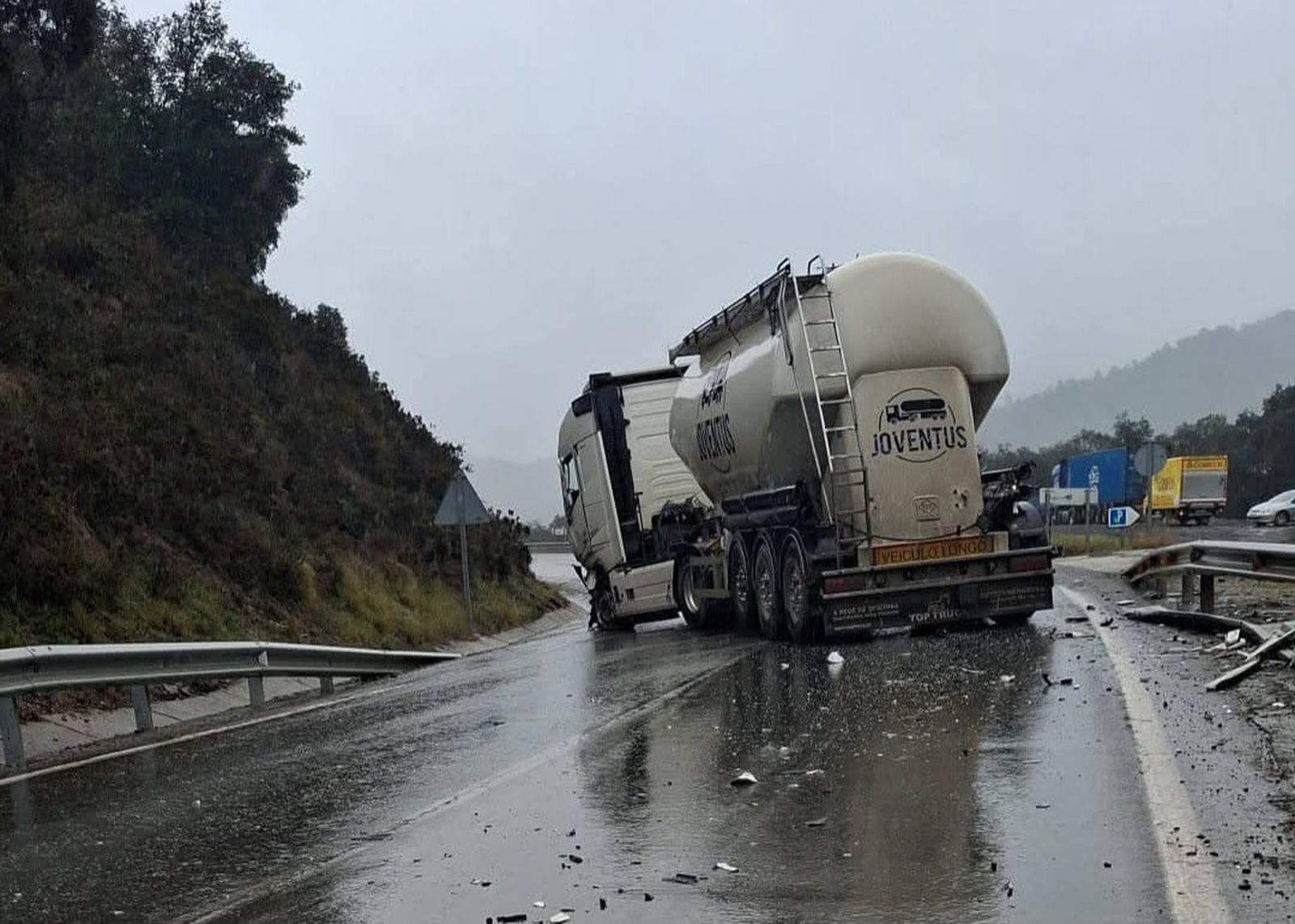 Camión accidentado en al N-433.