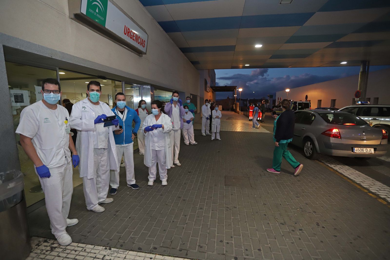 Profesionales sanitarios, en la puerta de Urgencias del hospital Punta de Europa.