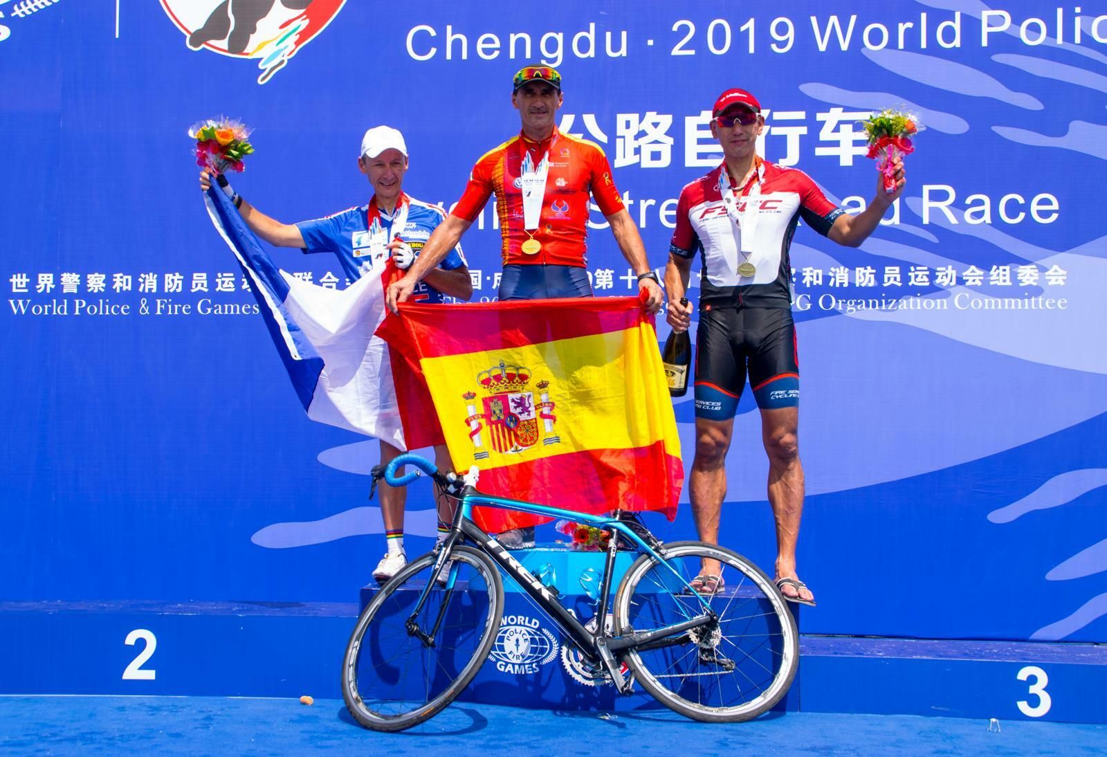Francisco José Medina, en el podio con la bandera de España.