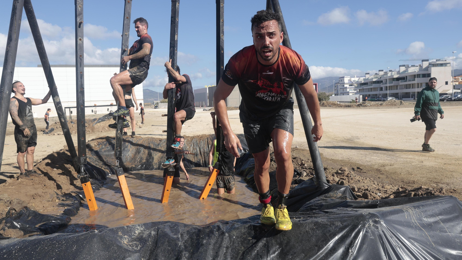 Carrera de obstáculos Adrenaline Race, en la playa de los Lances, en imágenes
