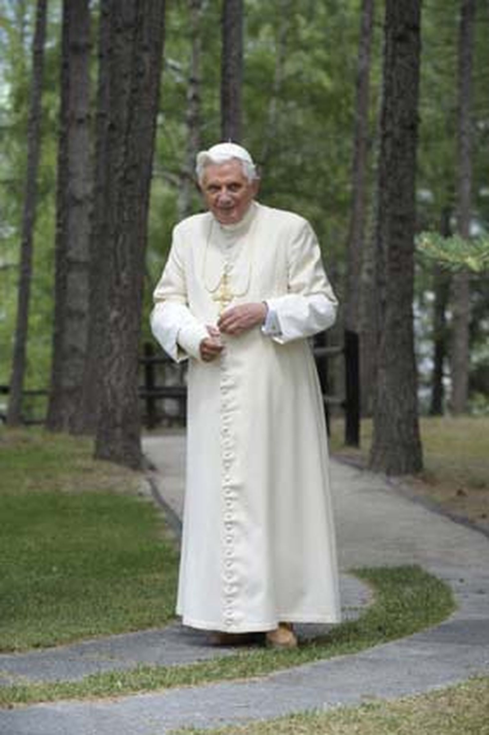 El Papa Benedicto XVI camina en los Alpes Italianos durante las vacaciones FOTO: REUTERS