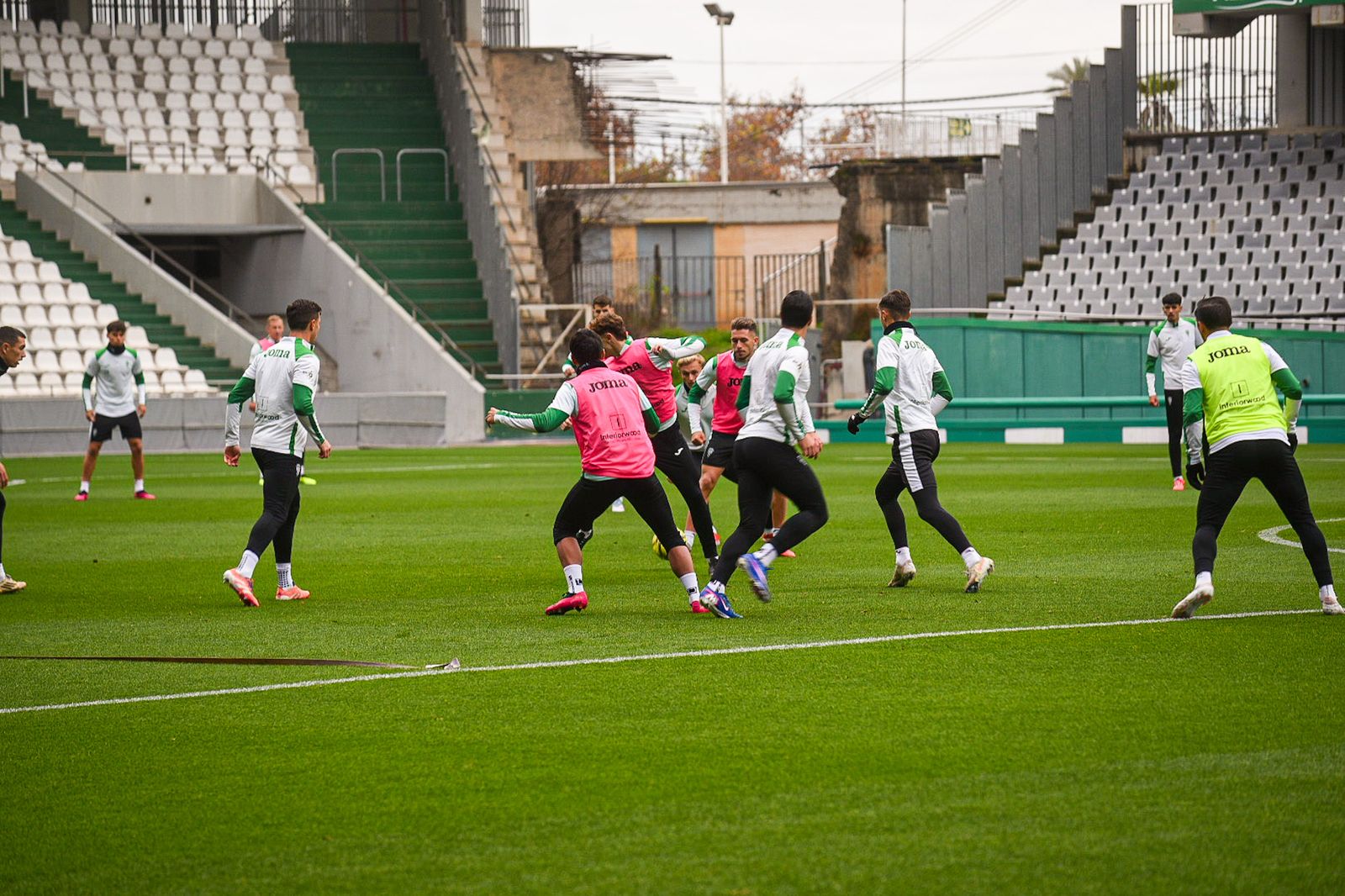 El Córdoba CF se deja querer por su afición en el Día de Año Nuevo: las fotos del entrenamiento de puertas abiertas