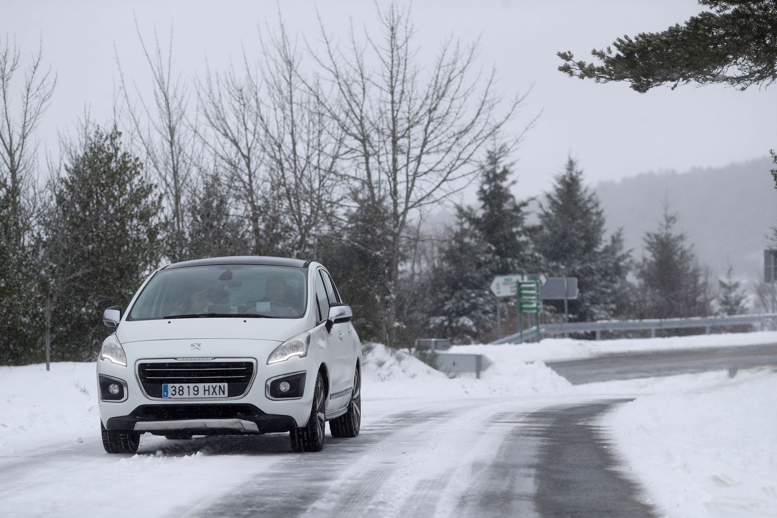 La nieve tiñe de blanco en norte de España