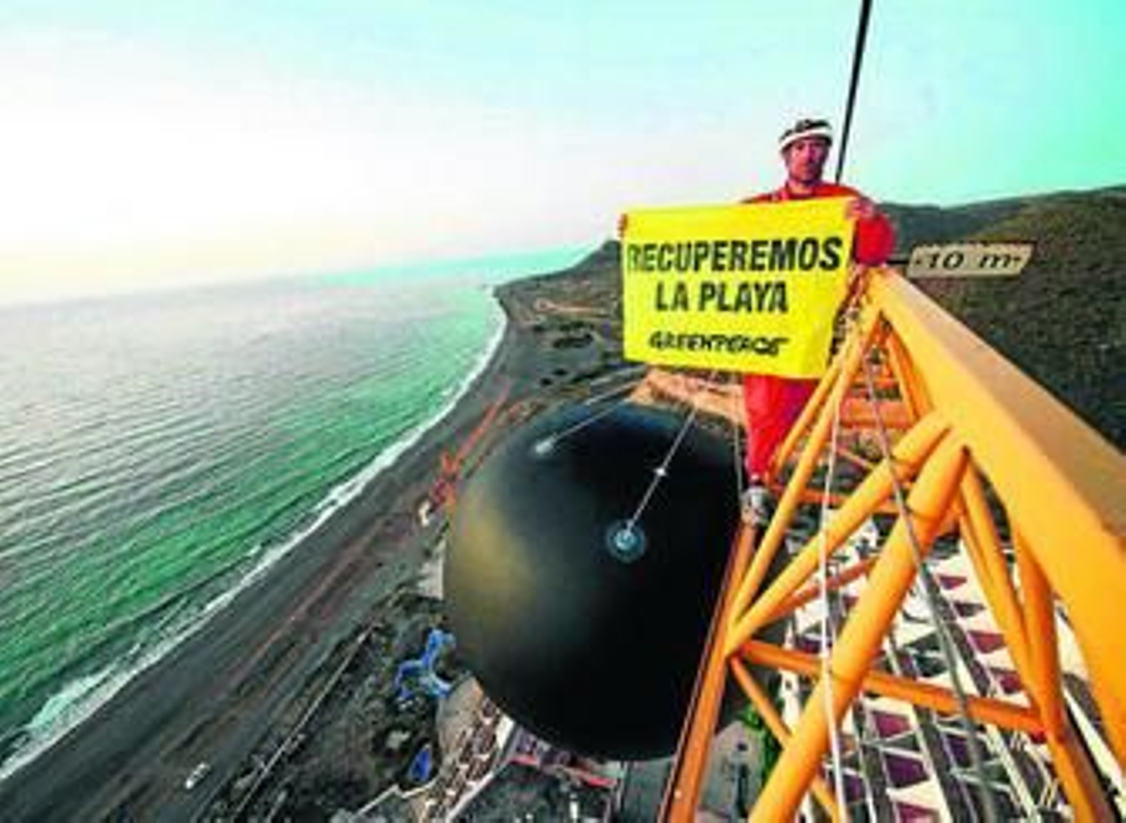 Una de las acciones de Greenpeace, que suelen tener gran impacto mediático.