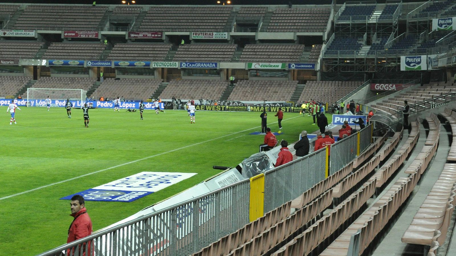 Ese fue el aspecto del último encuentro oficial que se jugó sin público en Los Cármenes.