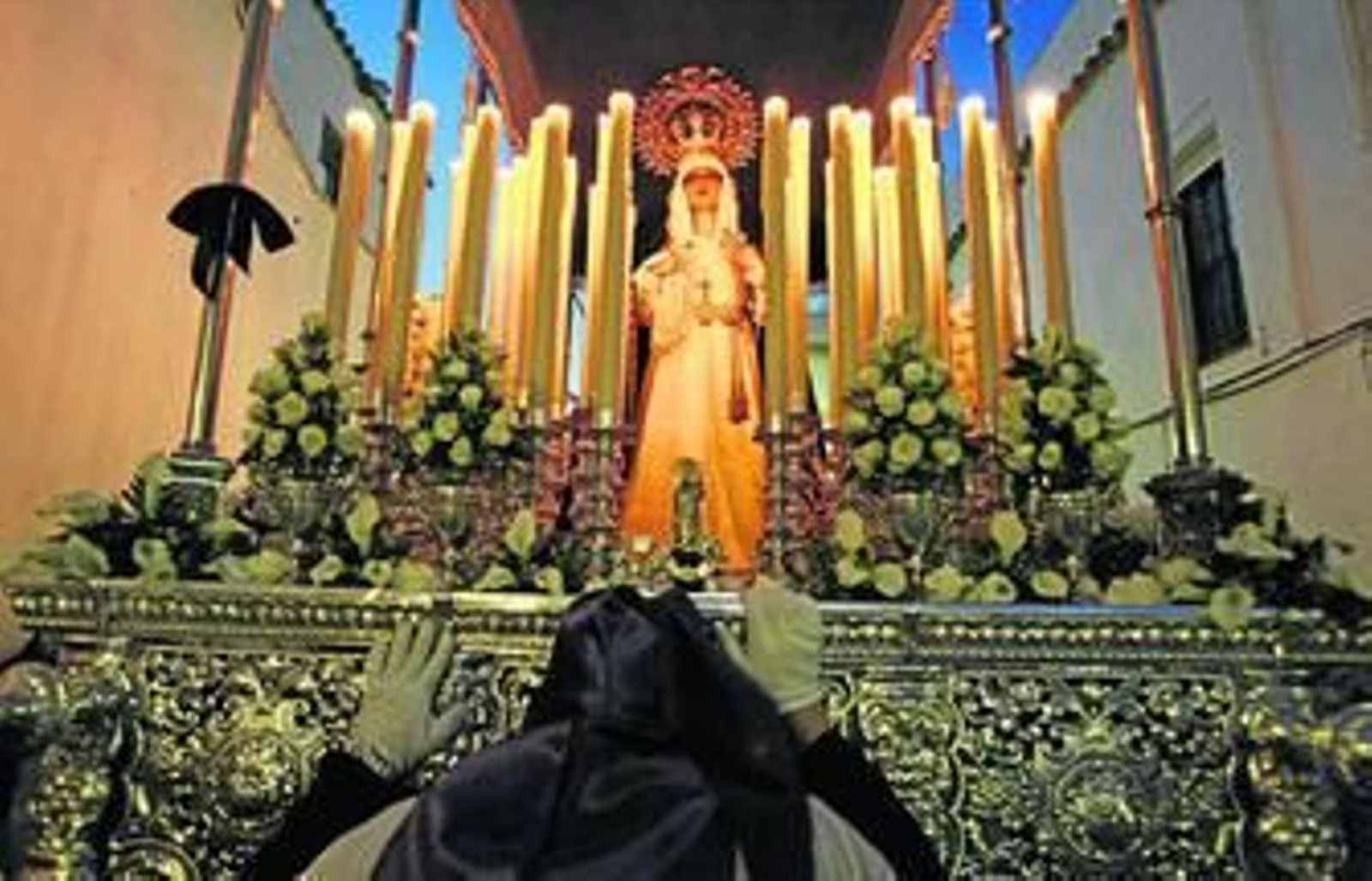 La imponente imagen de la Virgen de Las Lágrimas durante su desfile procesional de anoche.