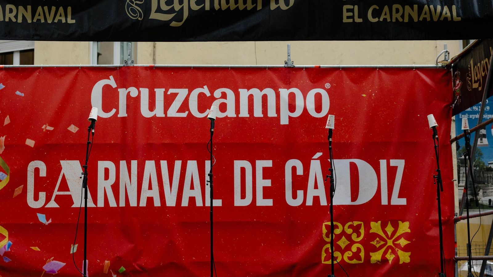 Los vasos de plástico tapan los micrófonos del tablao de Candelaria