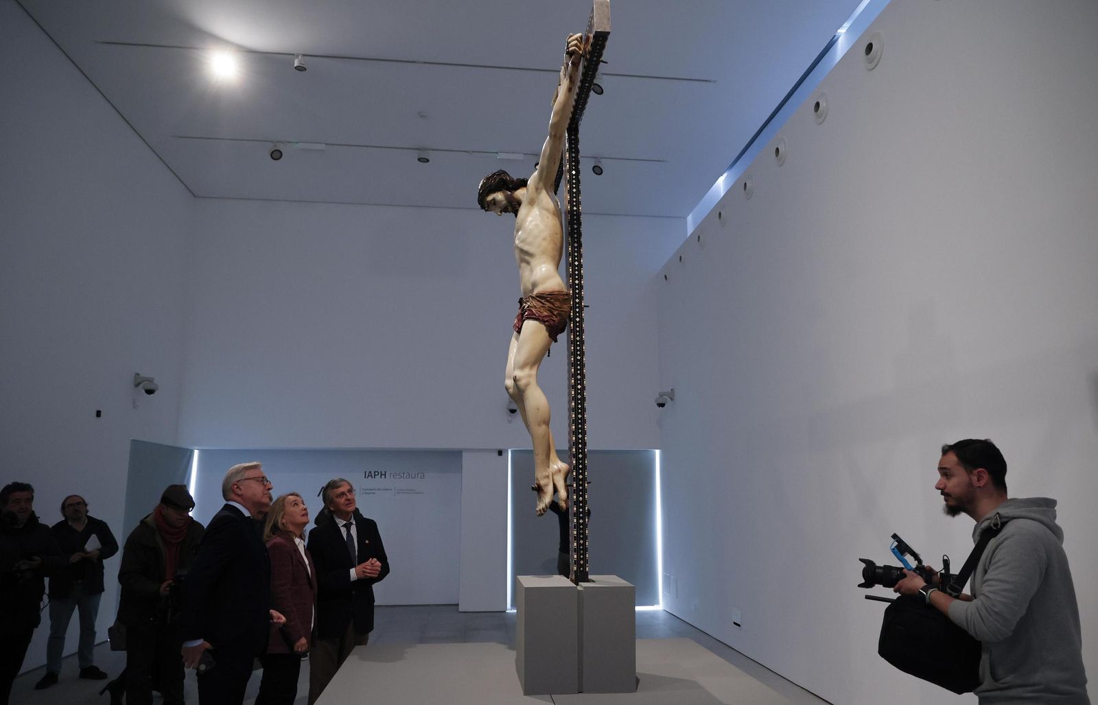 Imágenes de la presentación de la restauración del Cristo de la Misericordia de Granada.