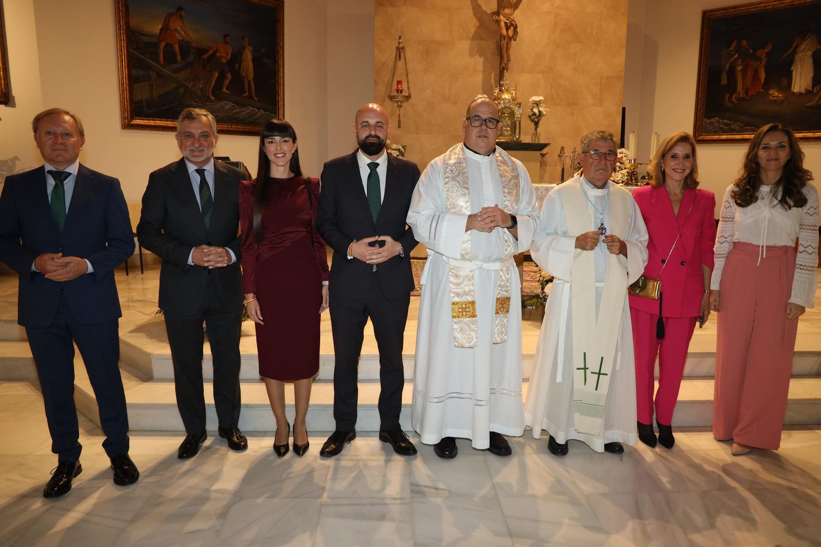 Los párrocos don Antonio Jesús Manzano y don Manuel Herrerías junto a varias autoridades