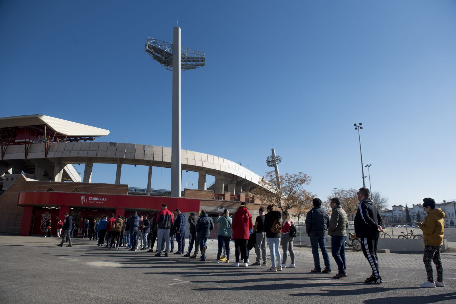 Colas en Los Cármenes para comprar una entrada para el Granada CF-Athletic de la Copa del Rey