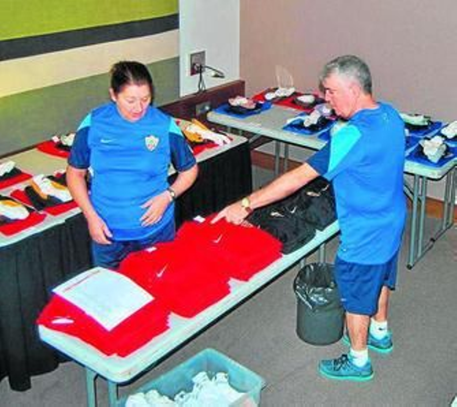 Bernardo y Mari, utilleros rojiblancos, ordenan la ropa de entrenamiento.