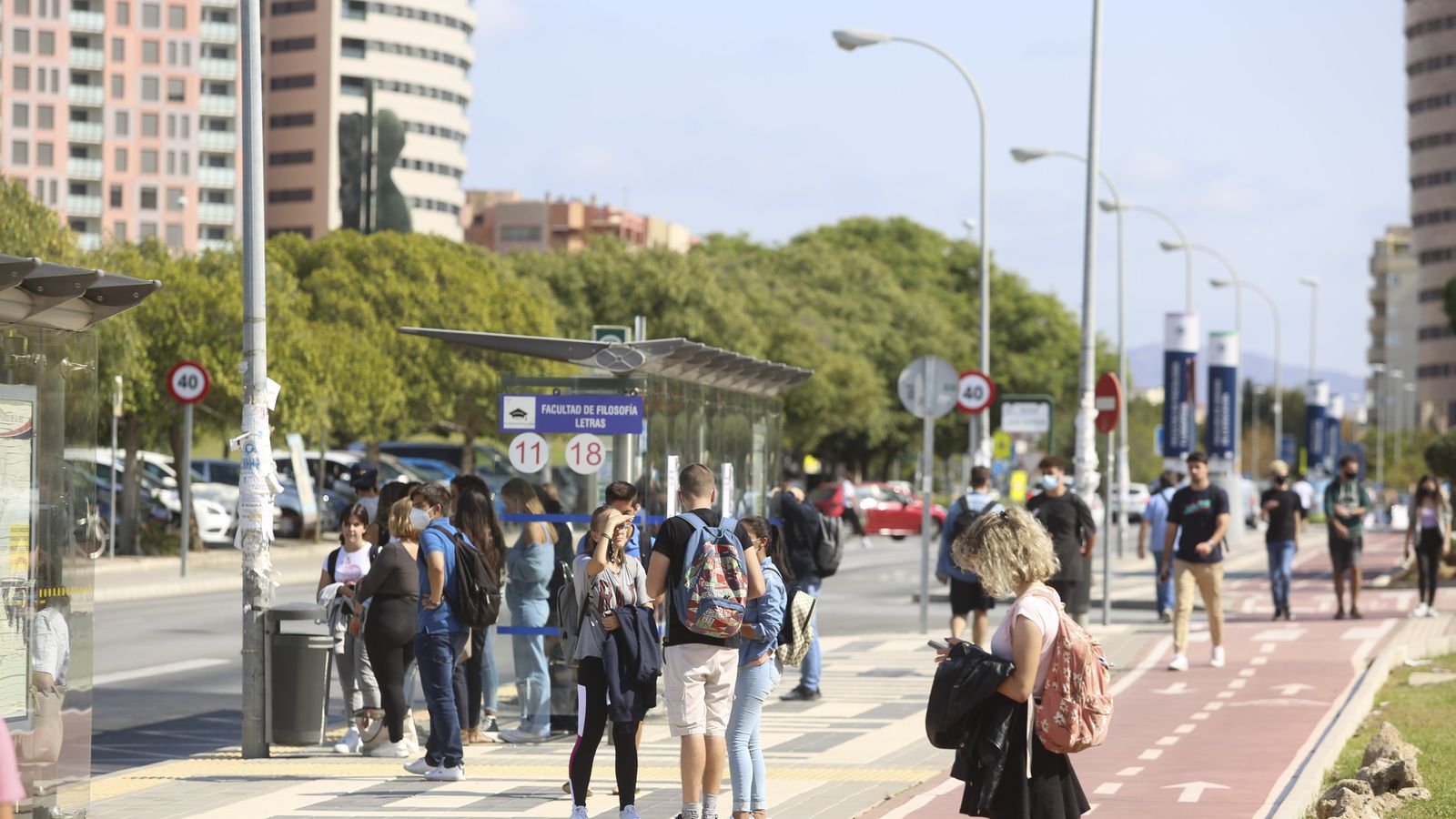 Las paradas de autobús, repletas.