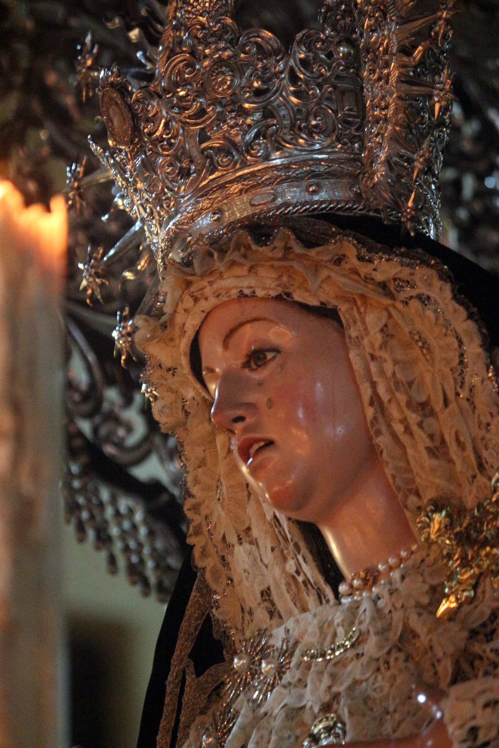 Las imágenes del Viernes Santo en Puerto Real: La Soledad