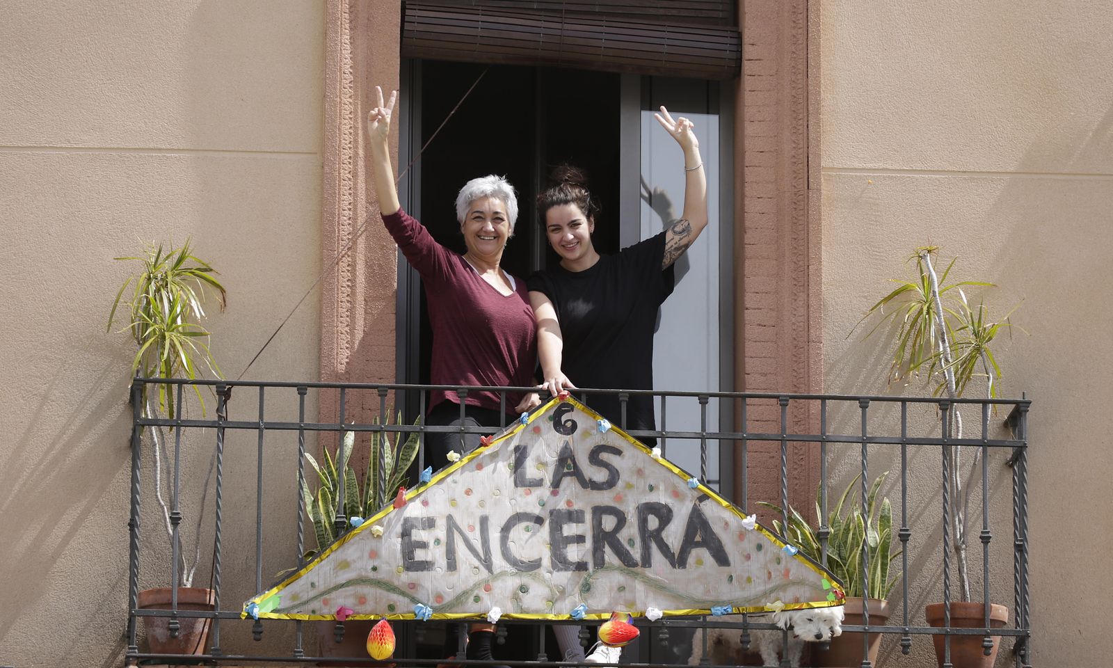 Mantones y farolillos en los balcones