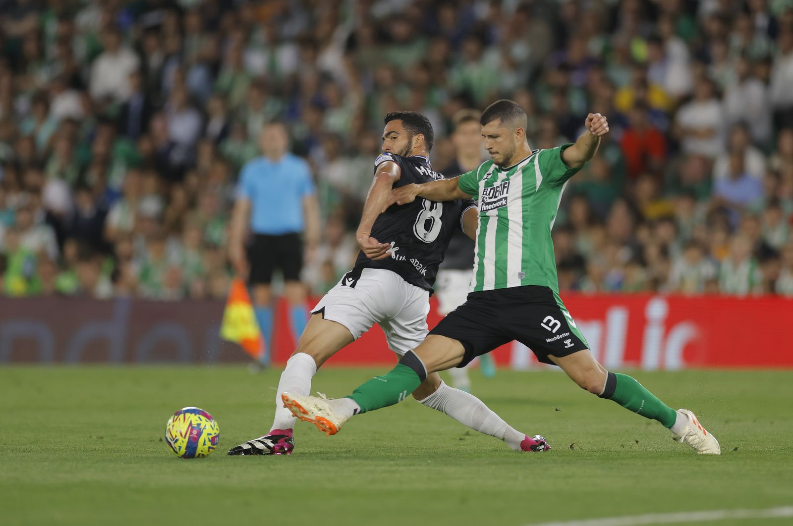 Guido presiona a Mikel Merino en un lance de la segunda parte del partido disputado en el Benito Villamarín.