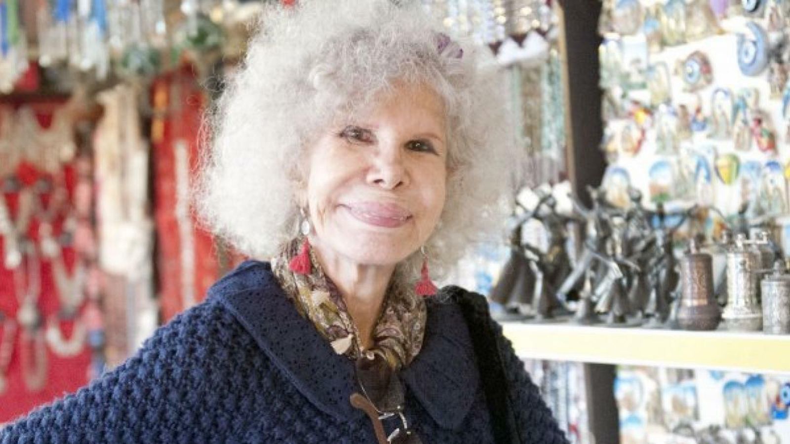 La Duquesa de Alba sonríe a la cámara.